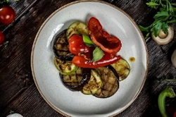 Маринованные овощи гриль в оливковой заправке