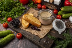 Нежный паштет из утиной печени с соусом из ежевики