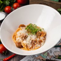 Мясные фрикадельки с макарошками и томатным соусом