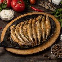 Сковорода жареной корюшки с соусом тар-тар