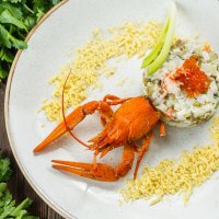 Оливье с раковыми шейками и красной икрой