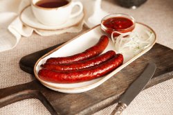 Охотничьи колбаски с острым соусом